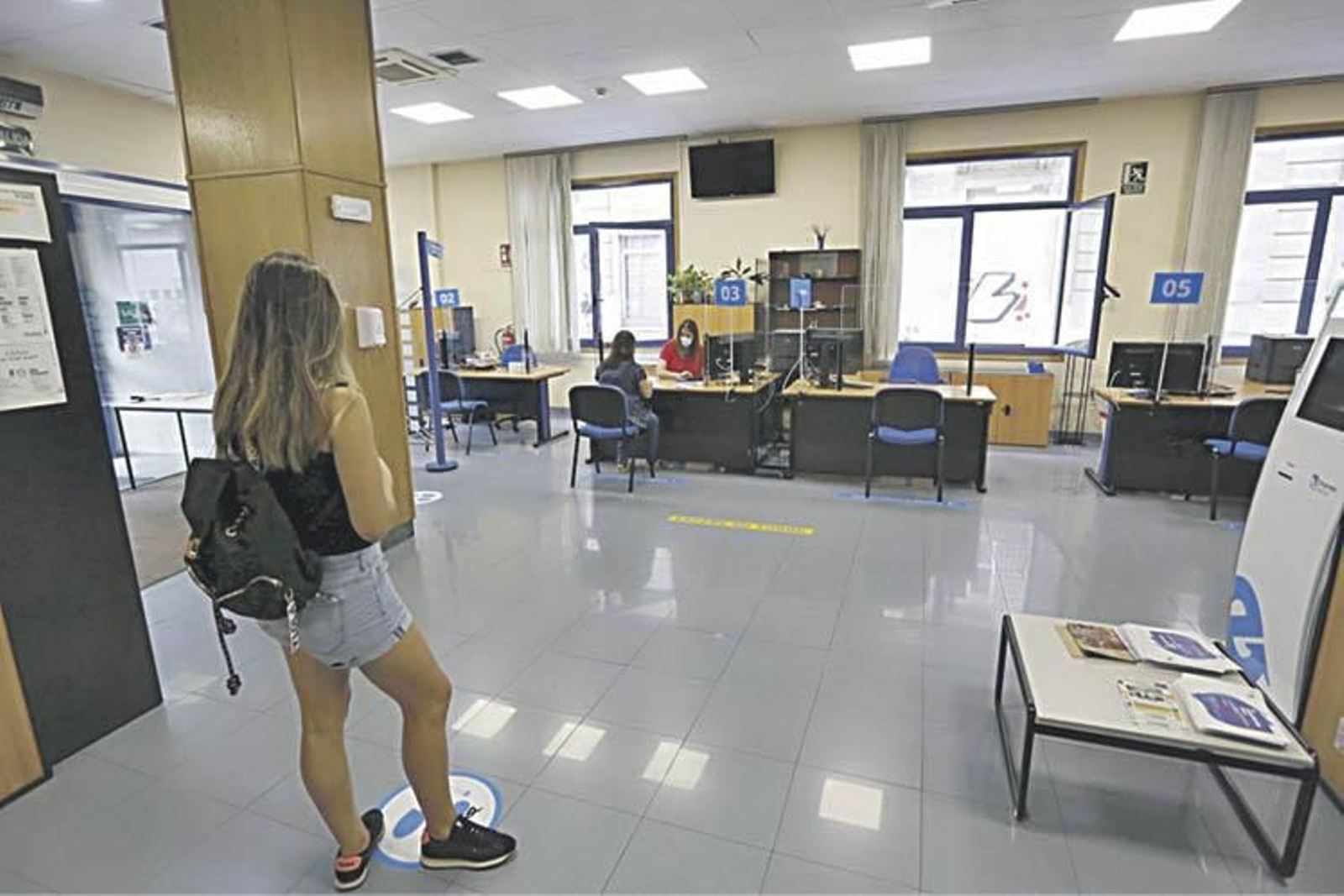 Una joven espera su turno en la oficina de empleo del Jardín del Posío (XESÚS FARIÑAS)