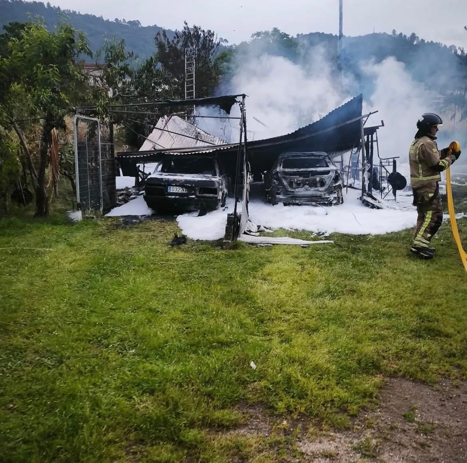 Galería | Calcinados tres coches por un incendio en A Rabaza durante la madrugada