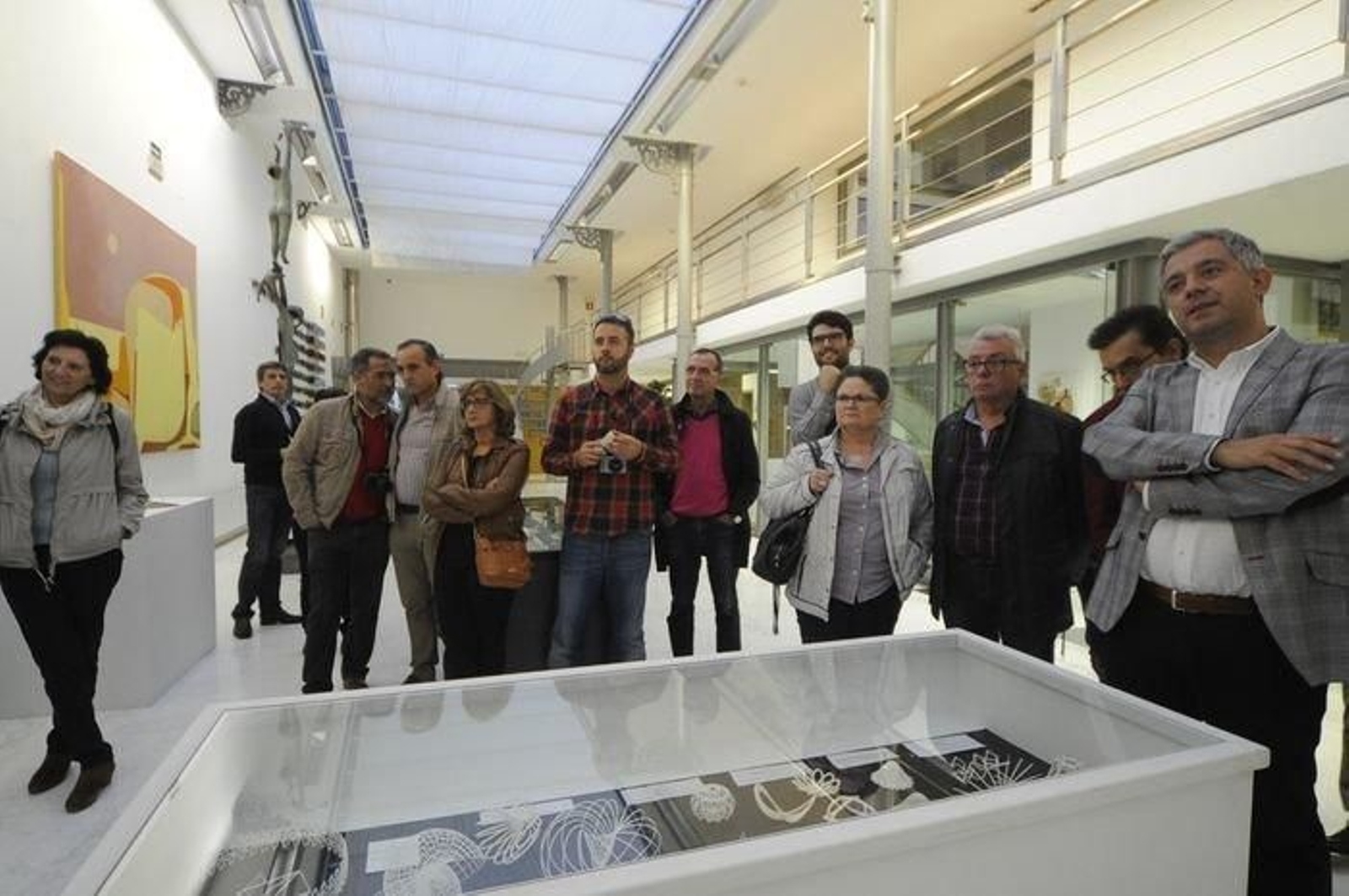 Asistentes á inauguración da mostra, no centro cultural Marcos Valcárcel. Á dereita, Valentín García.