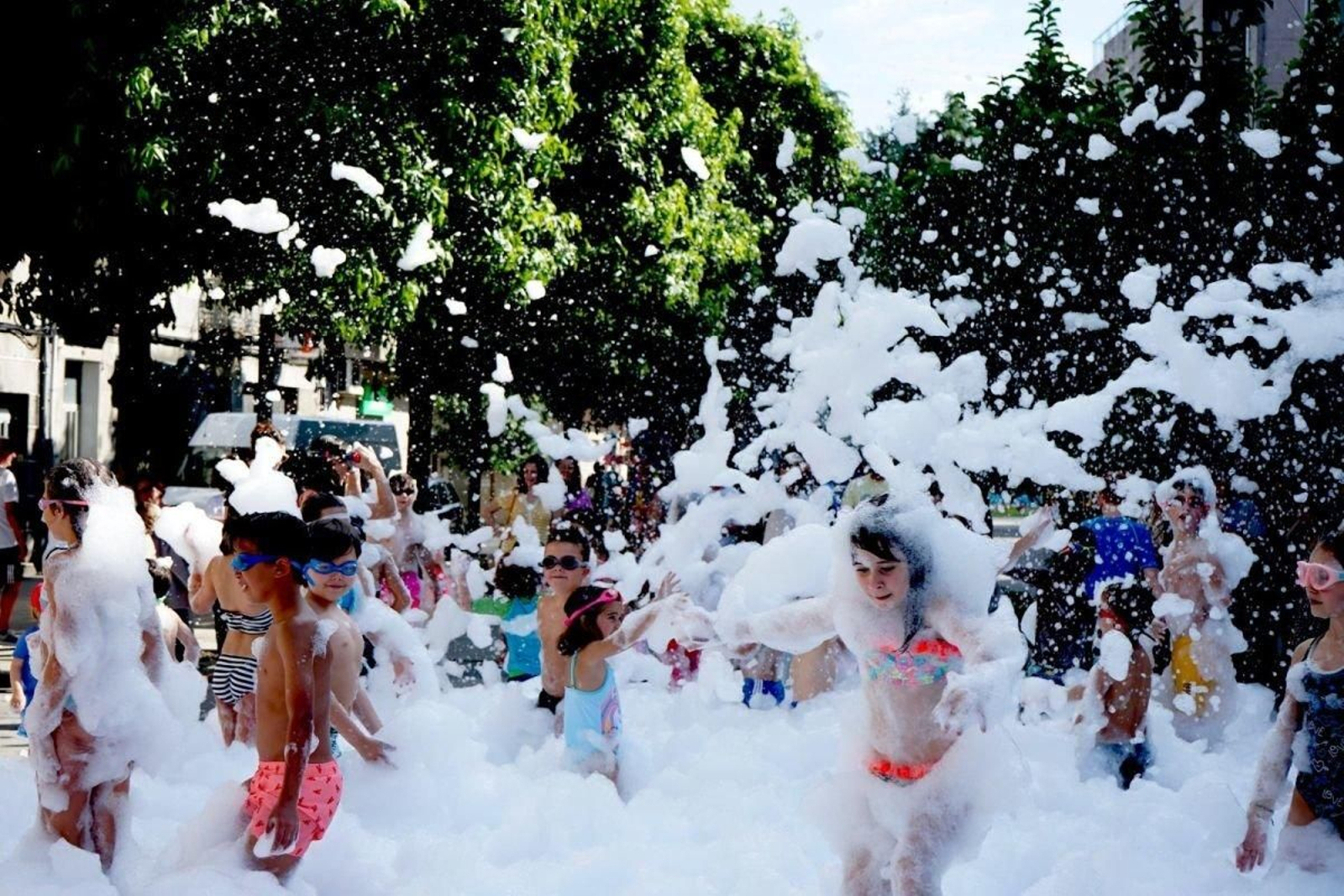 Los más pequeños se divierten en la fiesta de la espuma de Xinzo.