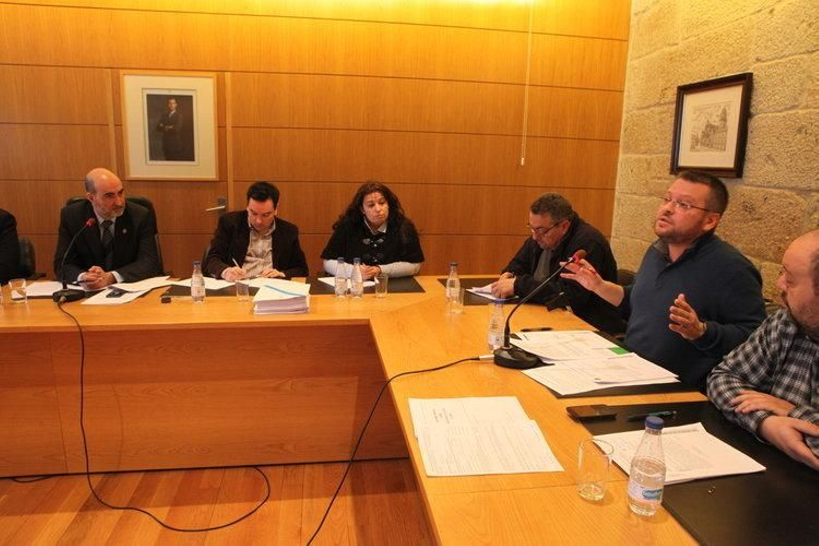 El alcalde Luis Ferro, a la izquierda, escucha al portavoz del BNG, Leopoldo Rodríguez, a la derecha.