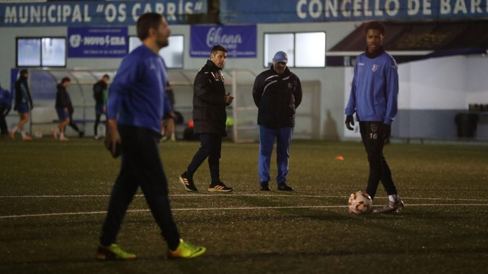 La lluvia hizo acto de presencia en el entrenamiento del Barbadás en Os Carrís.