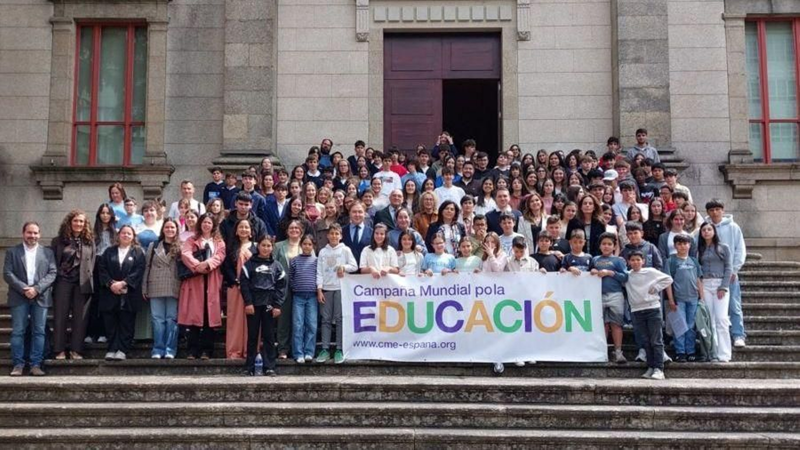 Alumnos de visita en el Parlamento en la Semana de Acción Mundial por la Educación.