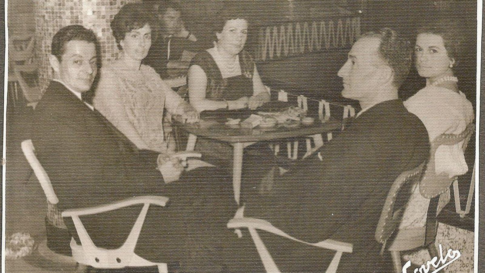 La sala tenía dos alturas, la principal, que estaba por debajo del nivel de la calle Paseo, albergaba el escenario, la barra y zona de baile, aunque muchos ourensanos preferían disfrutar de algo más de tranquilidad sentándose en la “terraza” disfrutando de las vistas.