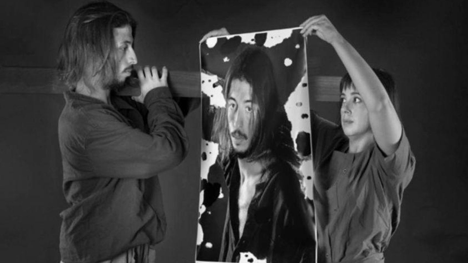 Darío-Xesús acha o seu rostro que lle amosa Elena- Verónica.