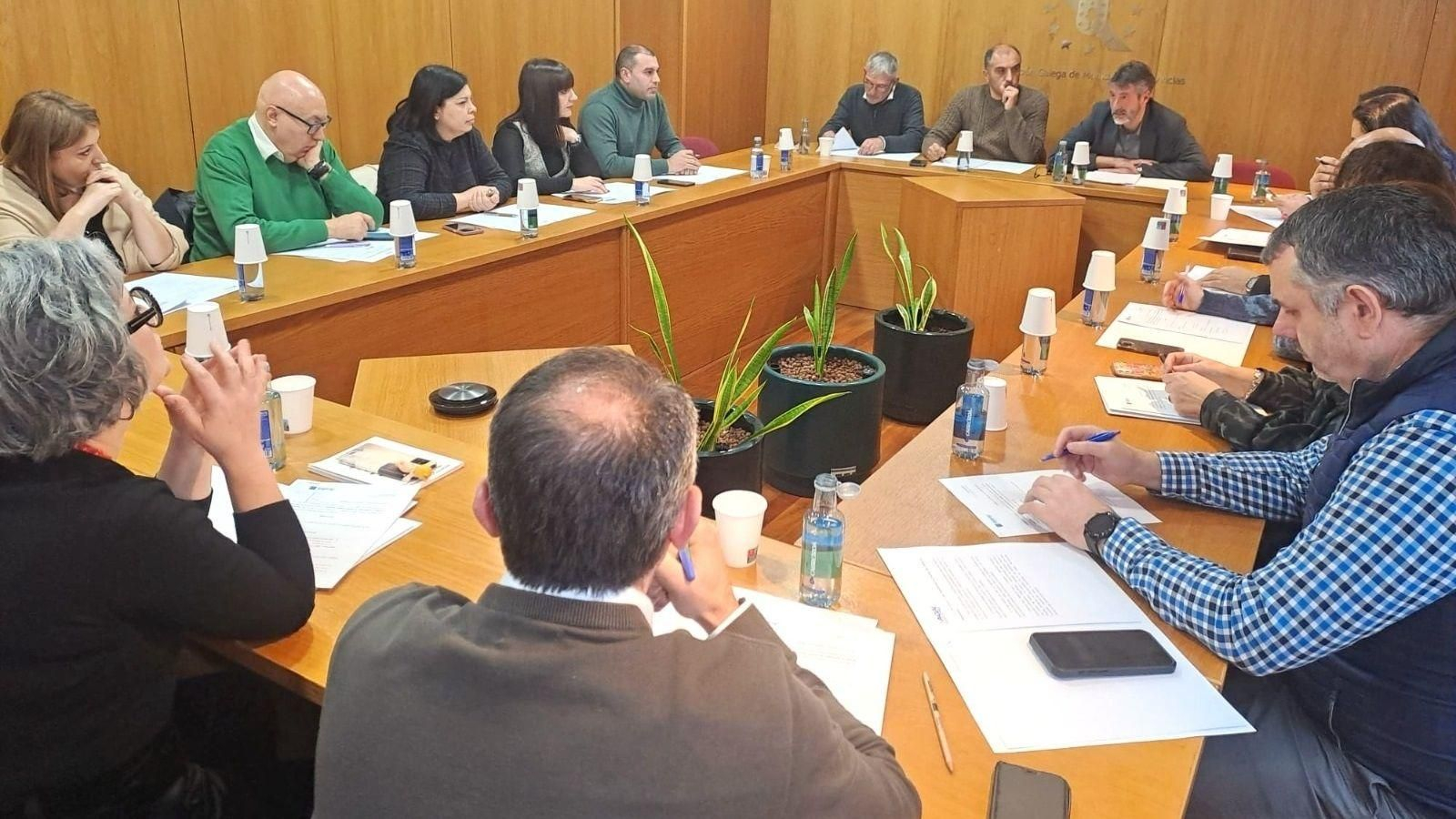 Reunión de la ejecutiva de la Fegamp este martes.