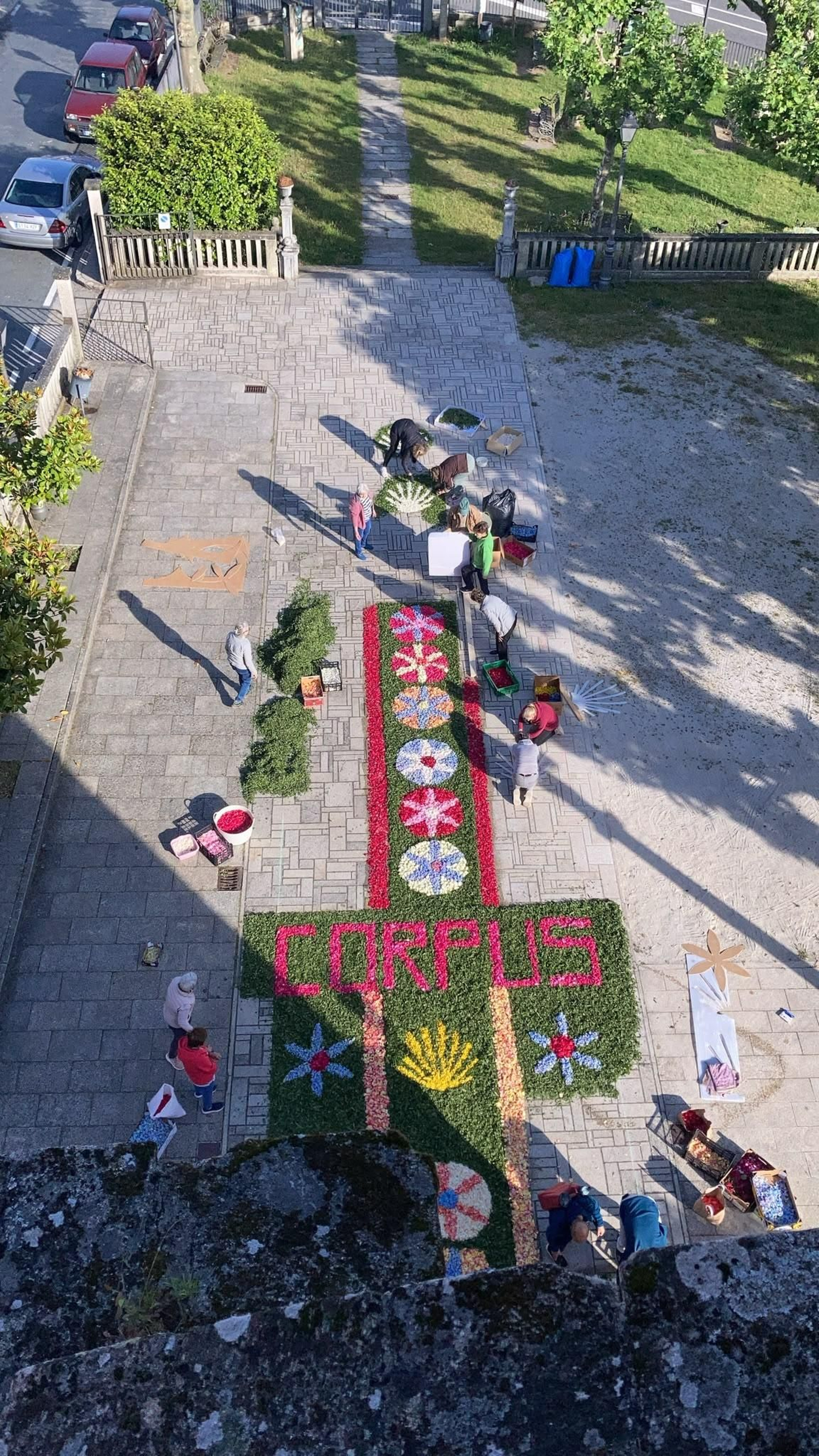 Galería | Castro Caldelas se engalana con alfombras de flores para el Corpus Christi