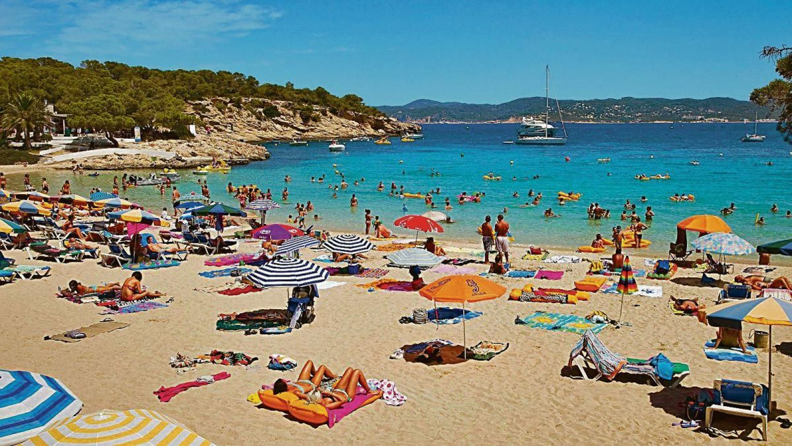 Playa de Ibiza: los viajes a la playa siguen siendo los favoritos, pero crece el turismo de interior.