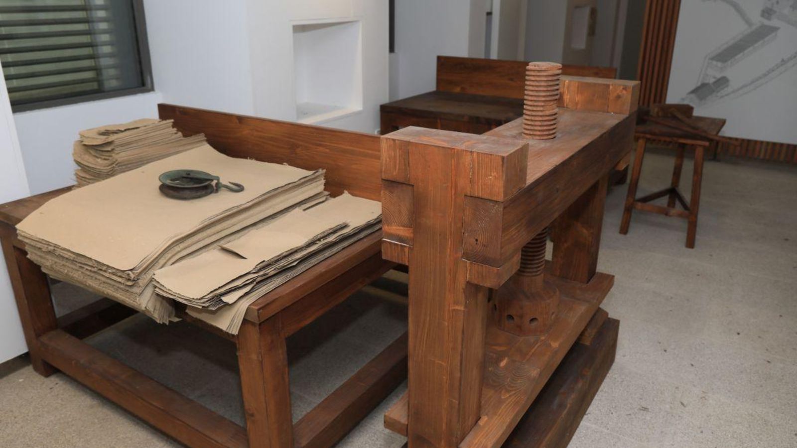 Prensa e lugar de  traballo para o recorte do papel.