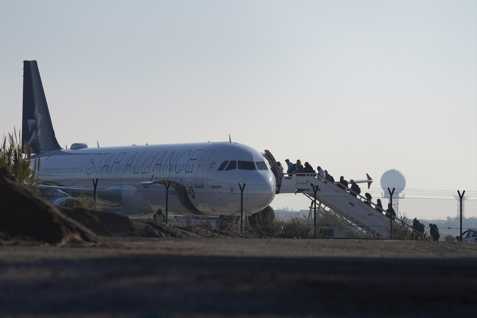 Pasajeros suben al avión de Turkish Airlines en el que se ha detectado una "amenaza de bomba", en el Aeropuerto Josep Tarradellas Barcelona-El Prat.