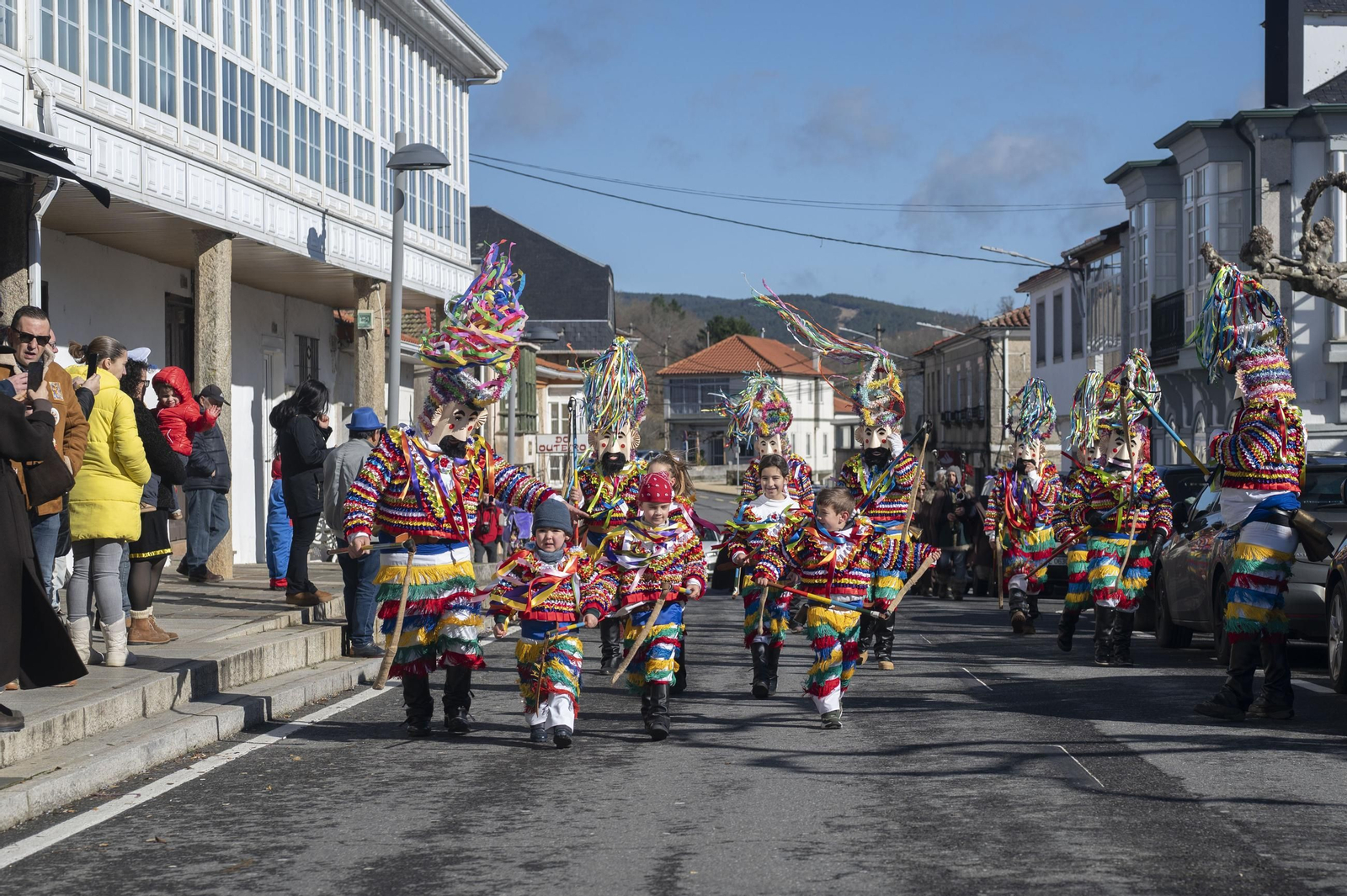 Galería | La música y el color de los Vellarróns en el Entroido de Riós
