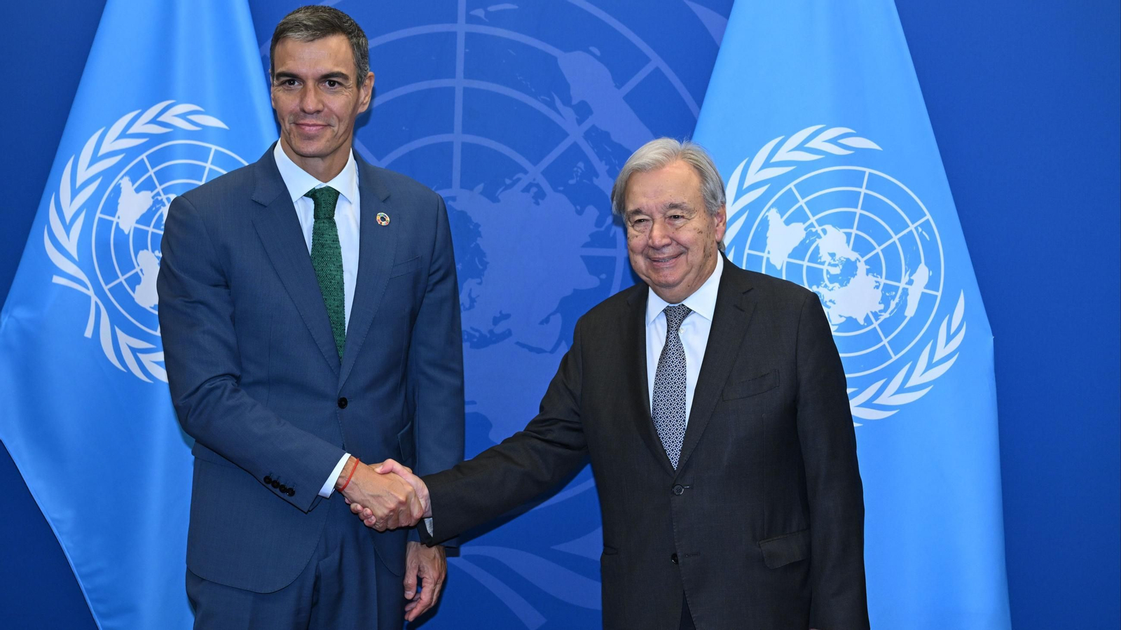 El presidente del Gobierno, Pedro Sánchez (i), durante una reunión bilateral con el Secretario General de la ONU, Antonio Guterres (d).