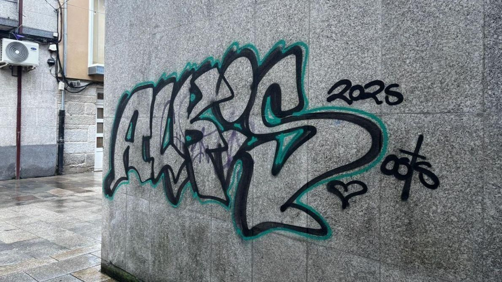 Una de las pintadas en la rúa da Constitución de Xinzo de Limia.