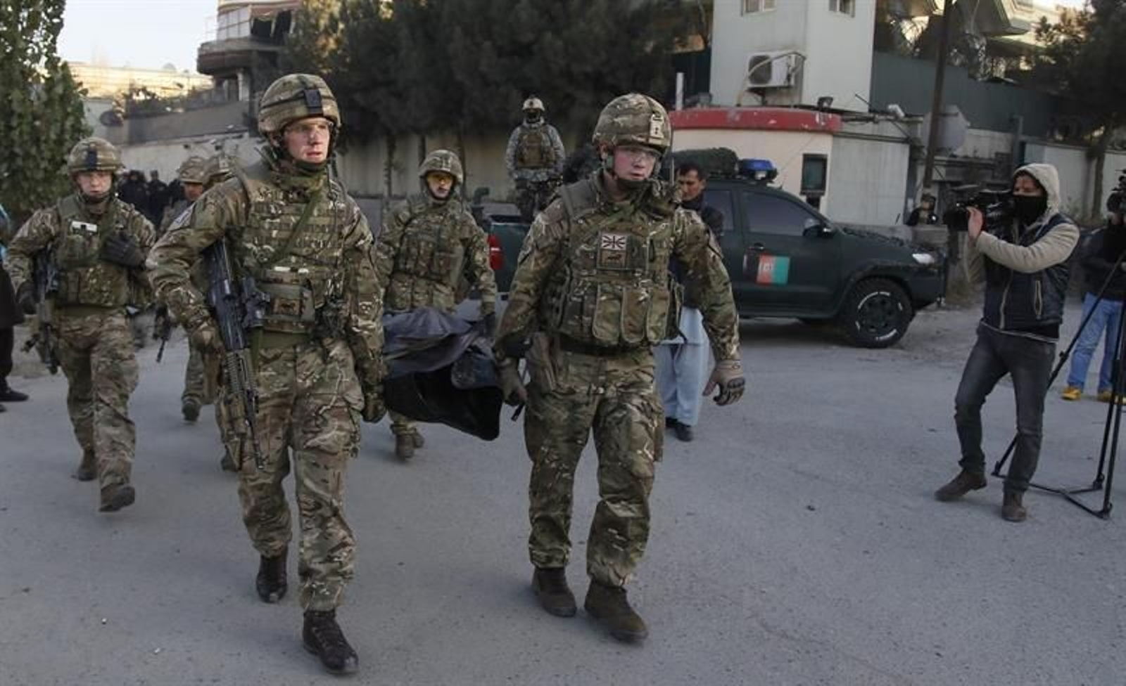 Soldados británicos trasladan el cuerpo sin vida de uno de los fallecidos en el atentado