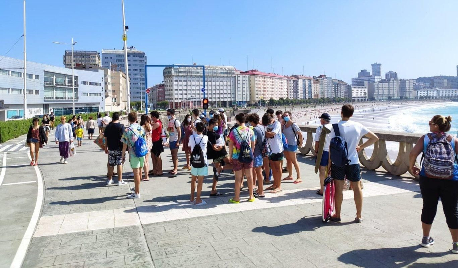 Colas en la playa coruñesa del Orzán con el semáforo en rojo para acceder al arenal.