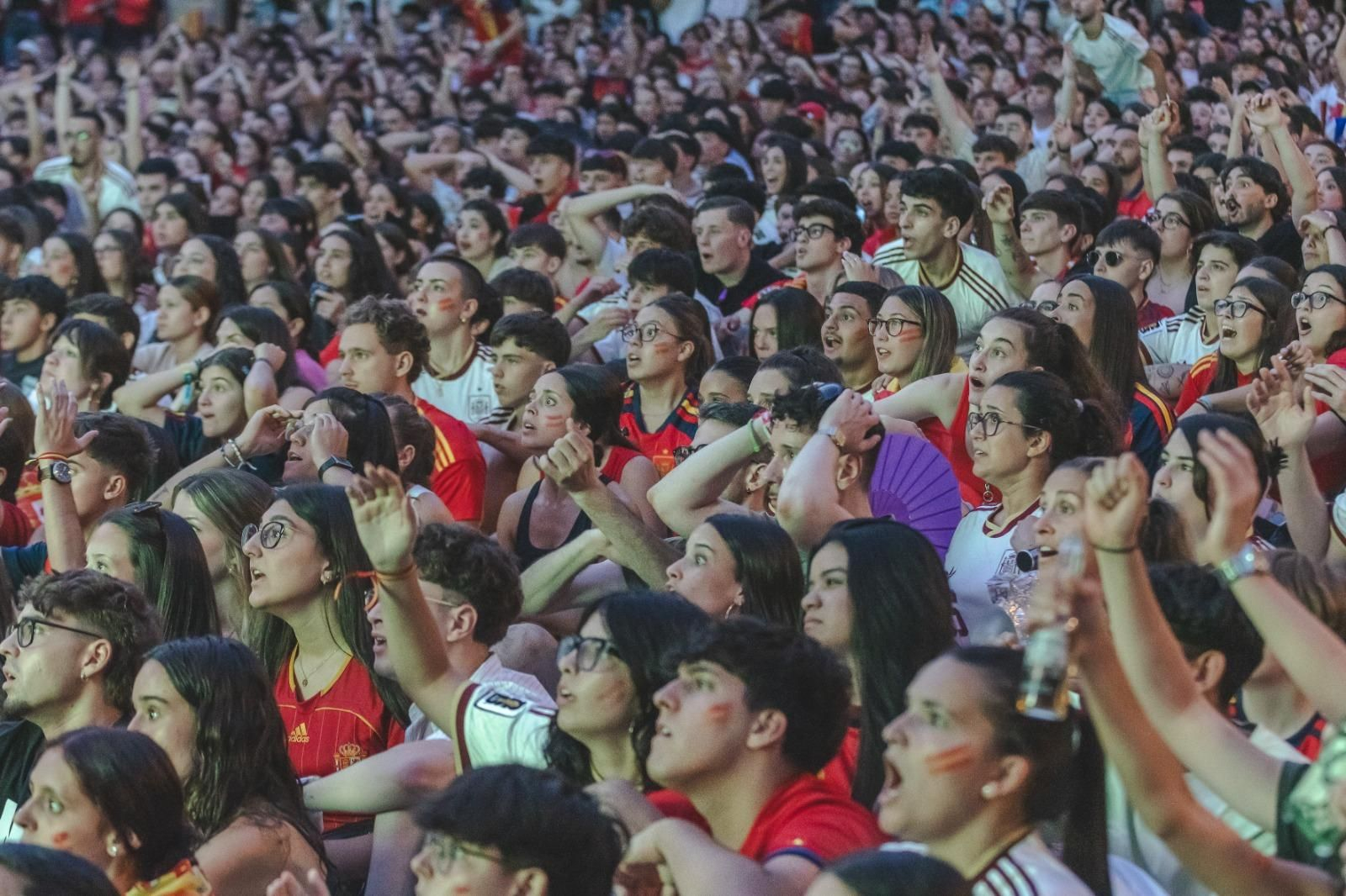 Galería | La ilusión por España en la semifinal tiñe de rojo la provincia de Ourense, en fotos