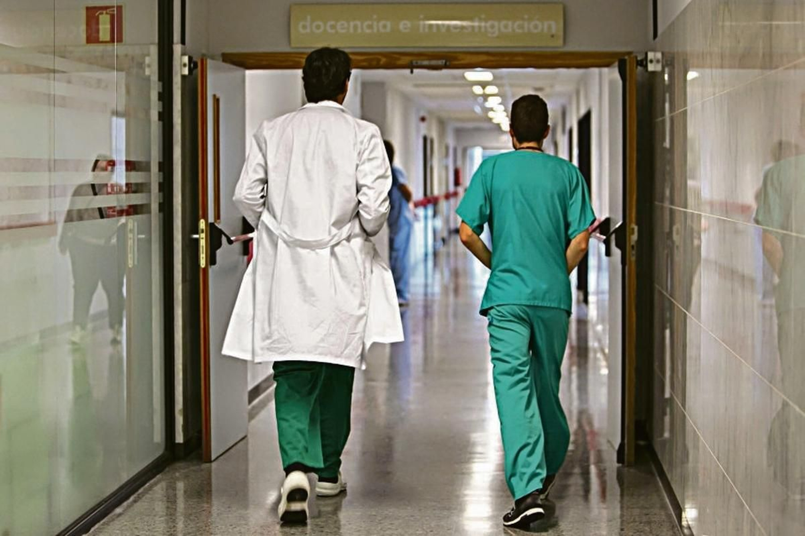 Dos médicos en un hospital.