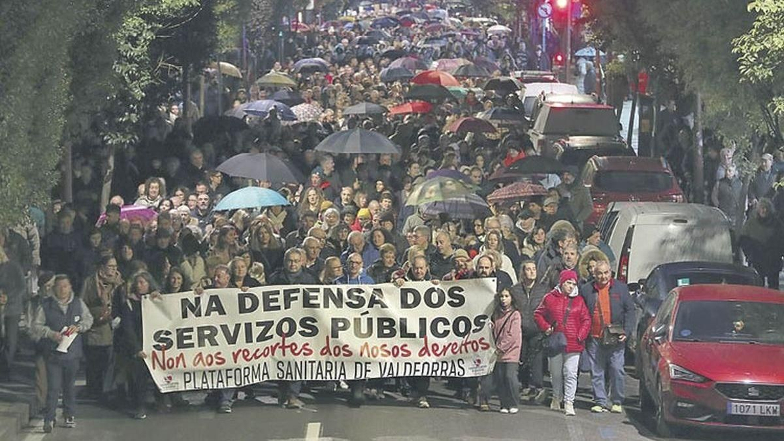 Horas después de alcanzar San Vicente, las llamas seguían destruyendo construcciones.