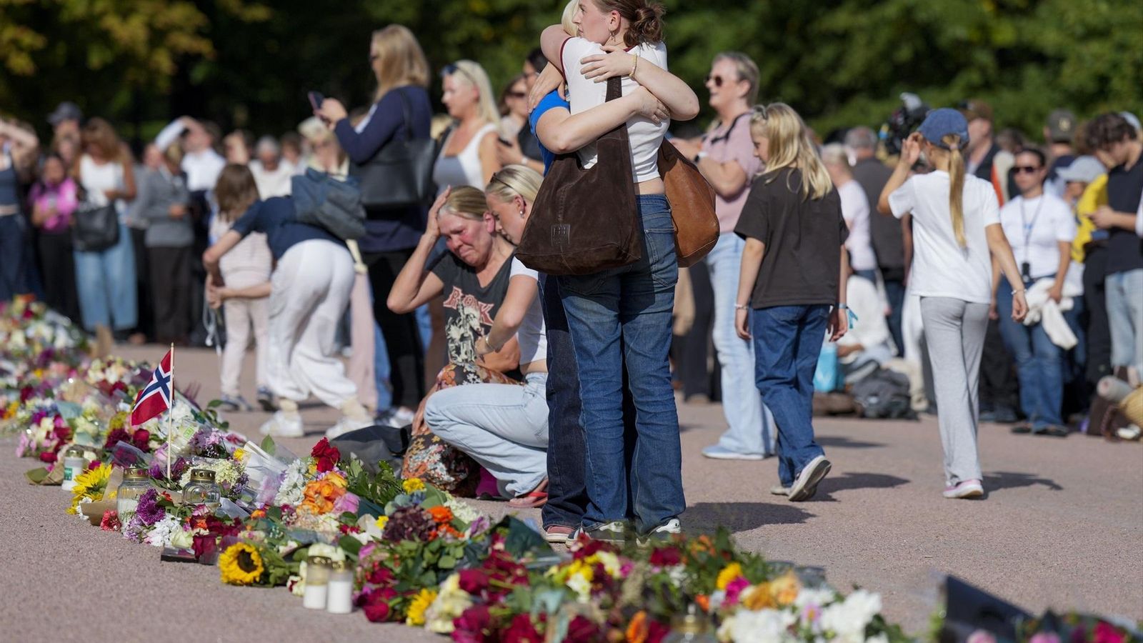 Los noruegos se concentraron a las puertas del hospital donde estaba ingresado Harald V