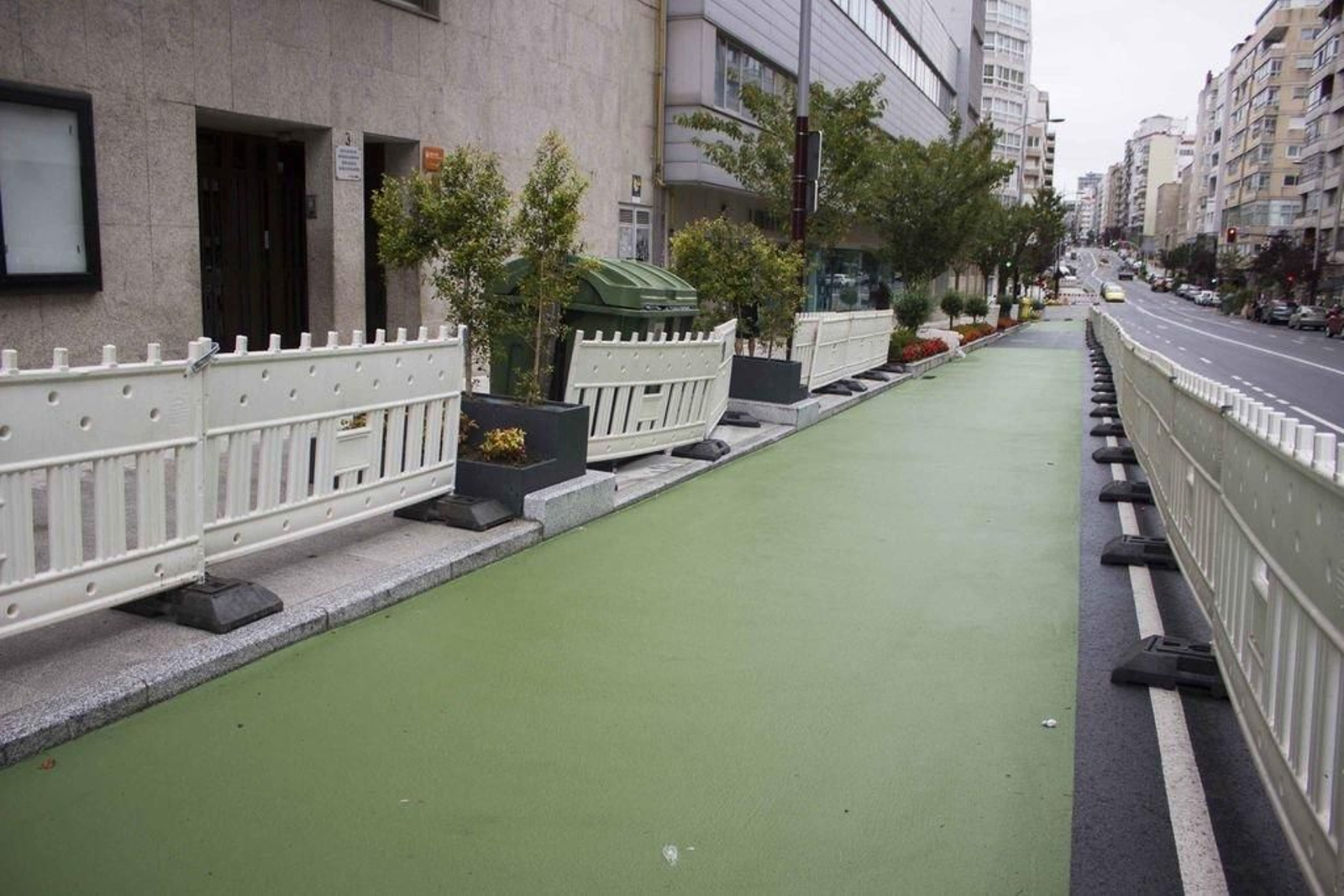 El carril bici ya es verde y está vallado en la calle Venezuela.