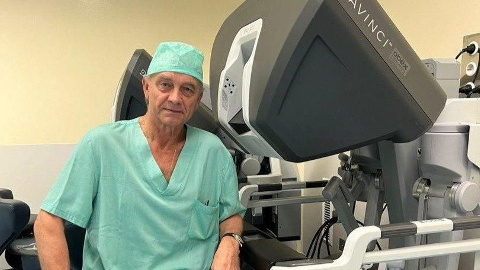 El jefe de Urología del Cunqueiro, José Manuel Barros, con el robot.