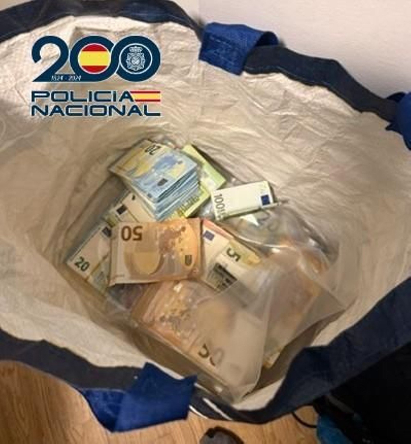 El dinero en efectivo incautado por la Policía Nacional durante el registro de la vivienda en O Couto.