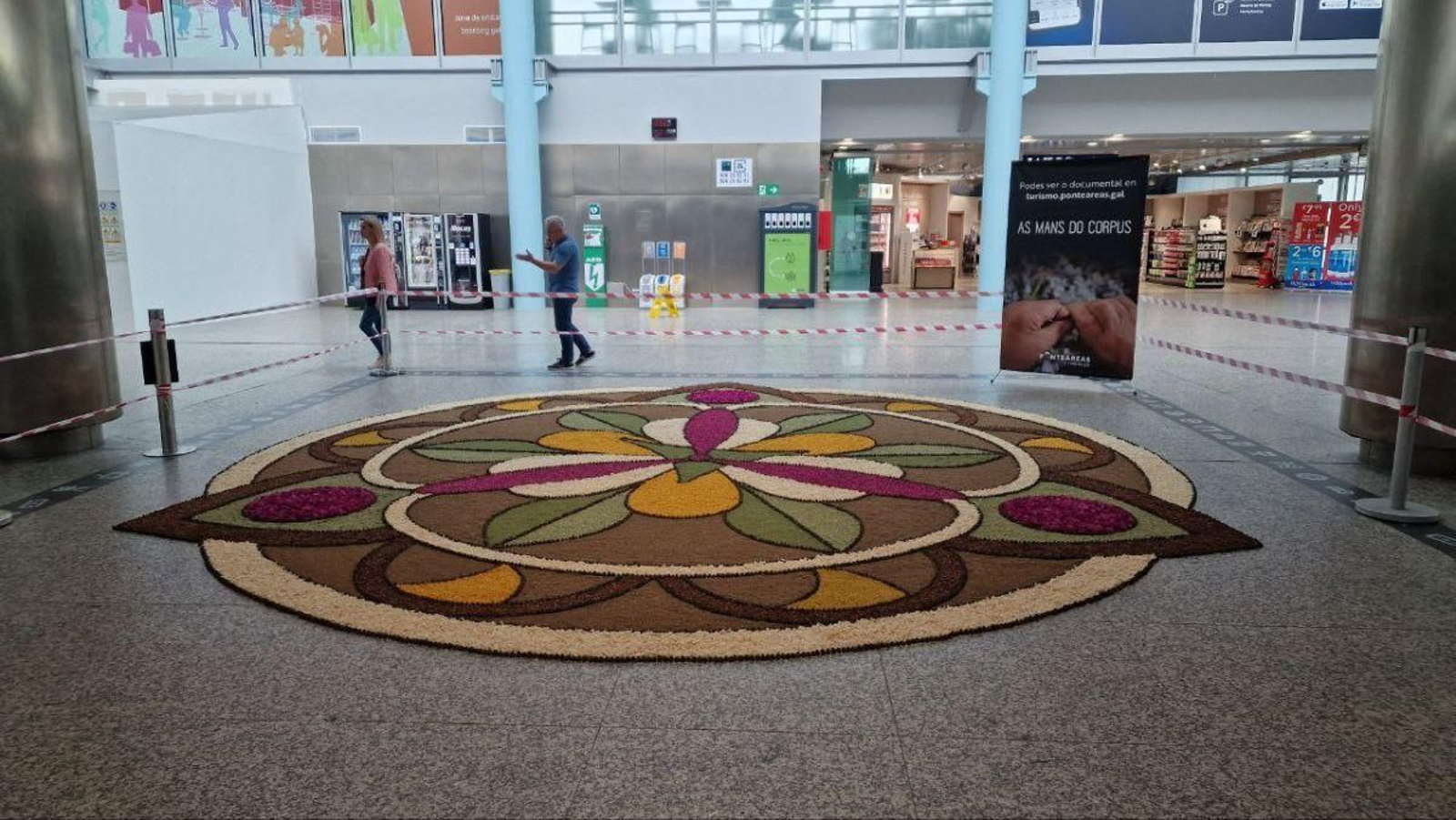 El arte efímero de Ponteareas luce en el Aeropuerto de Vigo.