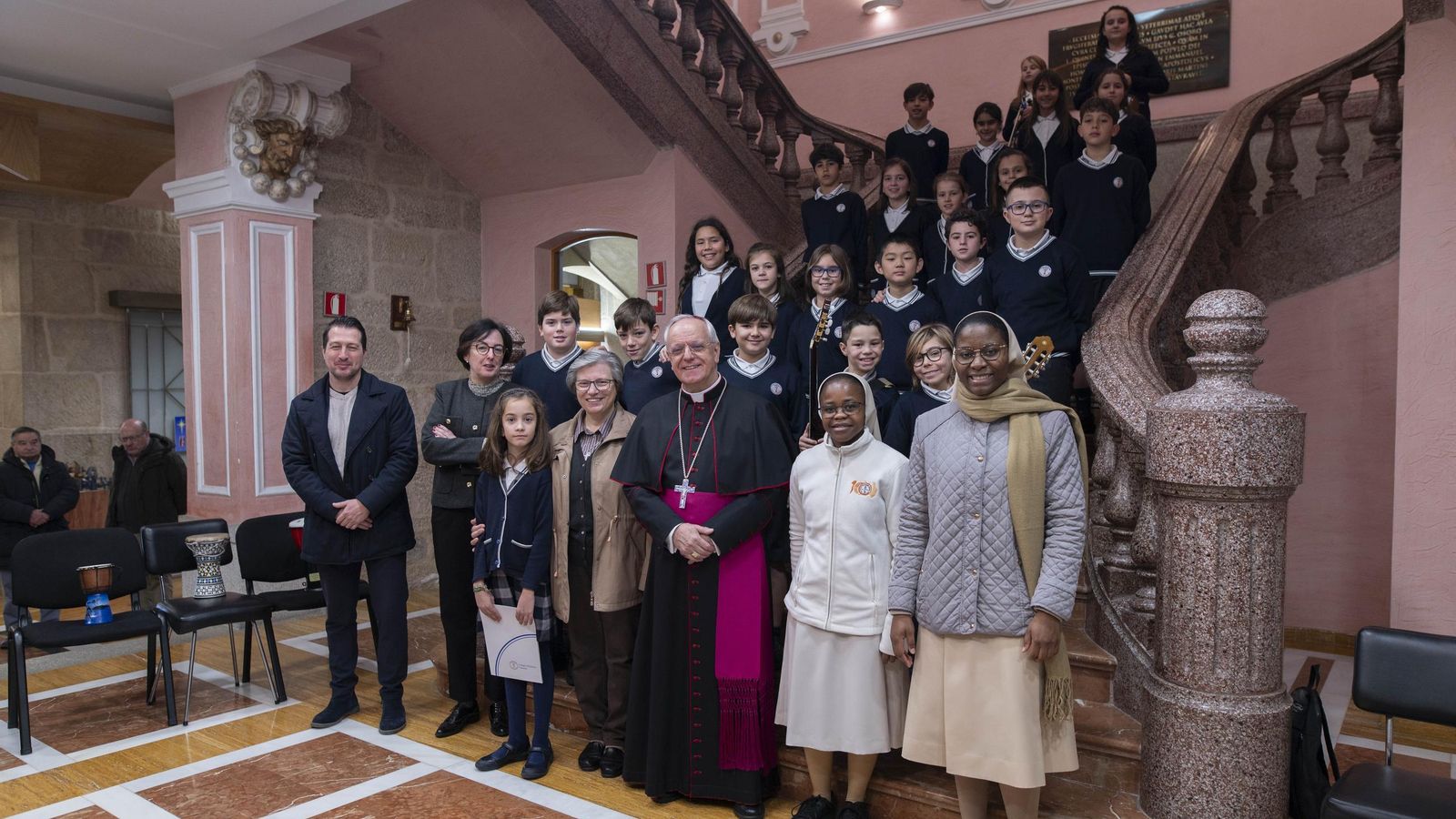 El Obispo de Ourense Leonardo Montanet con alumnos y profesoras del Colegio Miraflores.
