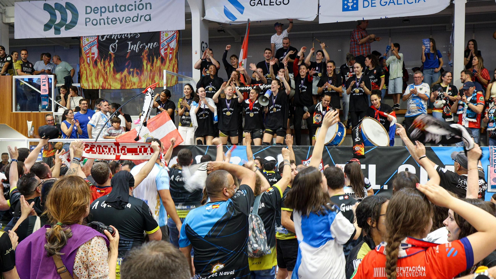 Al finalizar el encuentro las jugadoras del Atlético Guardés quisieron agradecer el apoyo de la peña O Inferno y ocuparon su espacio en la grada de A Sangriña para ser ellas las que animasen a sus aficionados que las aplaudían desde la cancha.