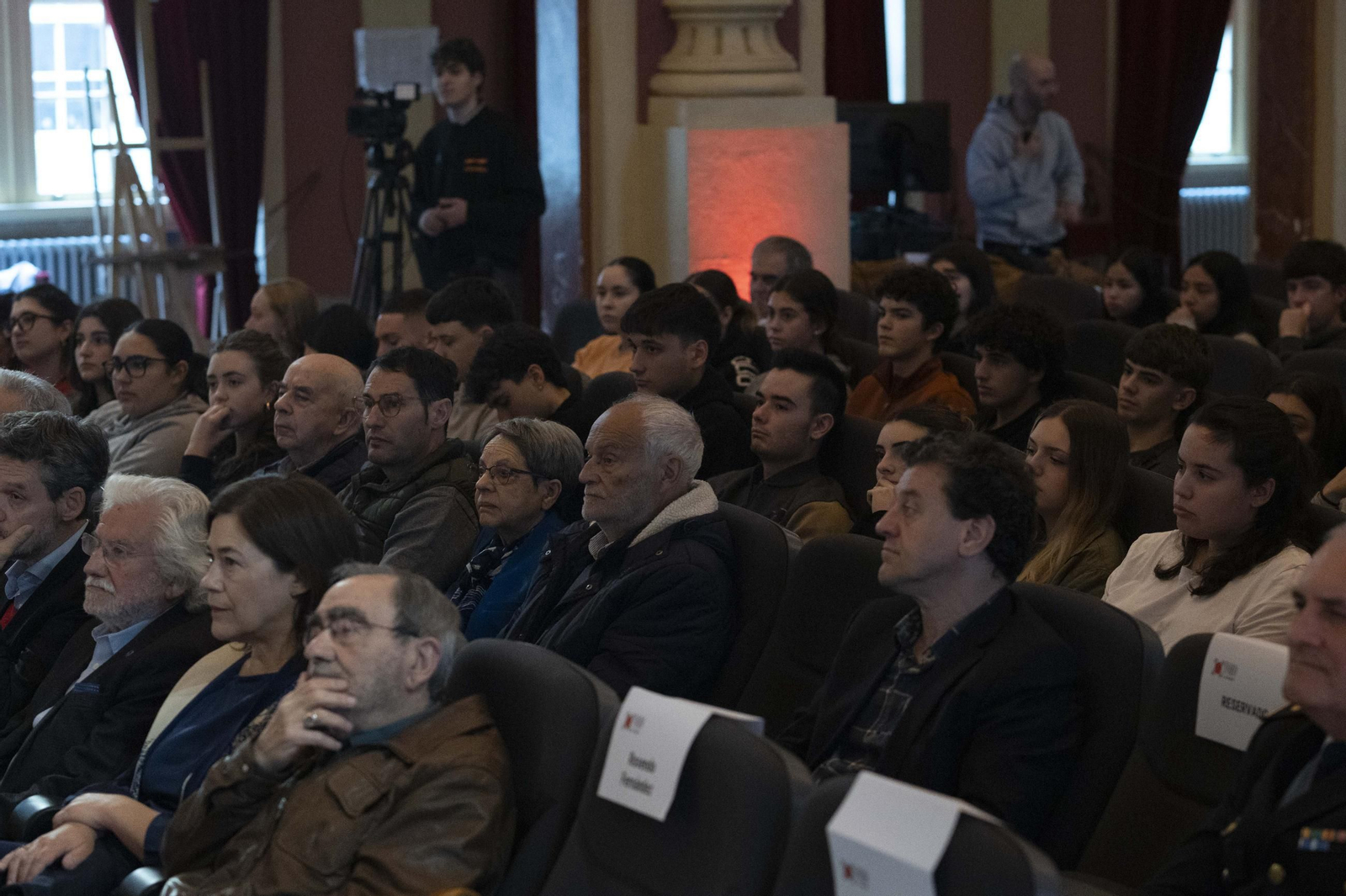 El Paraninfo del IES Otero Pedrayo se llenó para disfrutar del Foro La Región