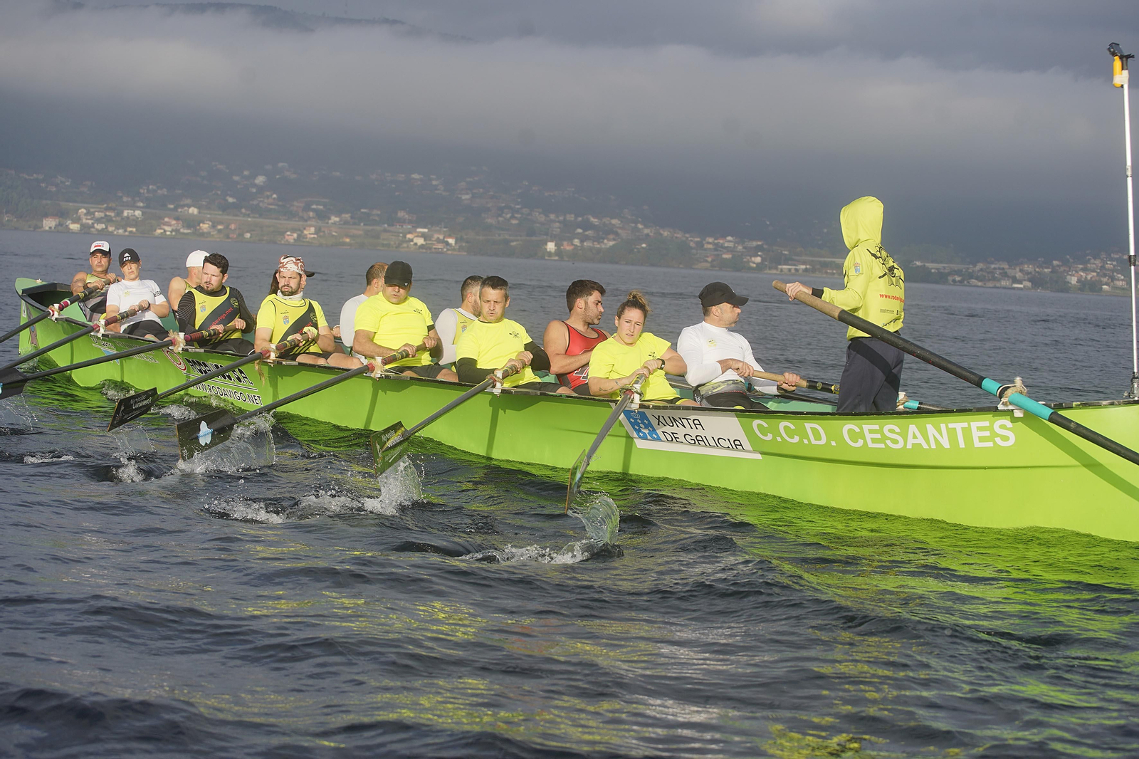 Participantes en la sesión de remo de +Deporte Atlántico en Cesantes.