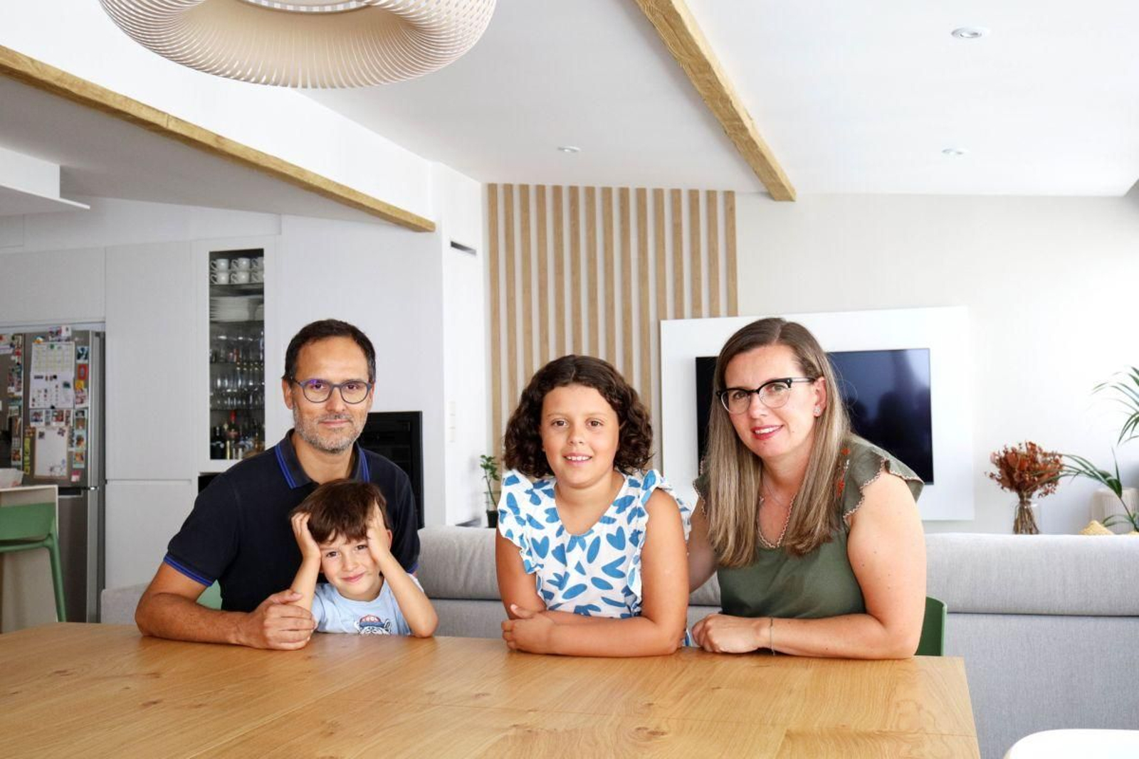 Paula y Fidel, con sus dos hijos mayores, ya en su casa, que tuvieron que abandonar de un día para otro. El edificio seguirá reforzado y se han instalado medidores de grietas.