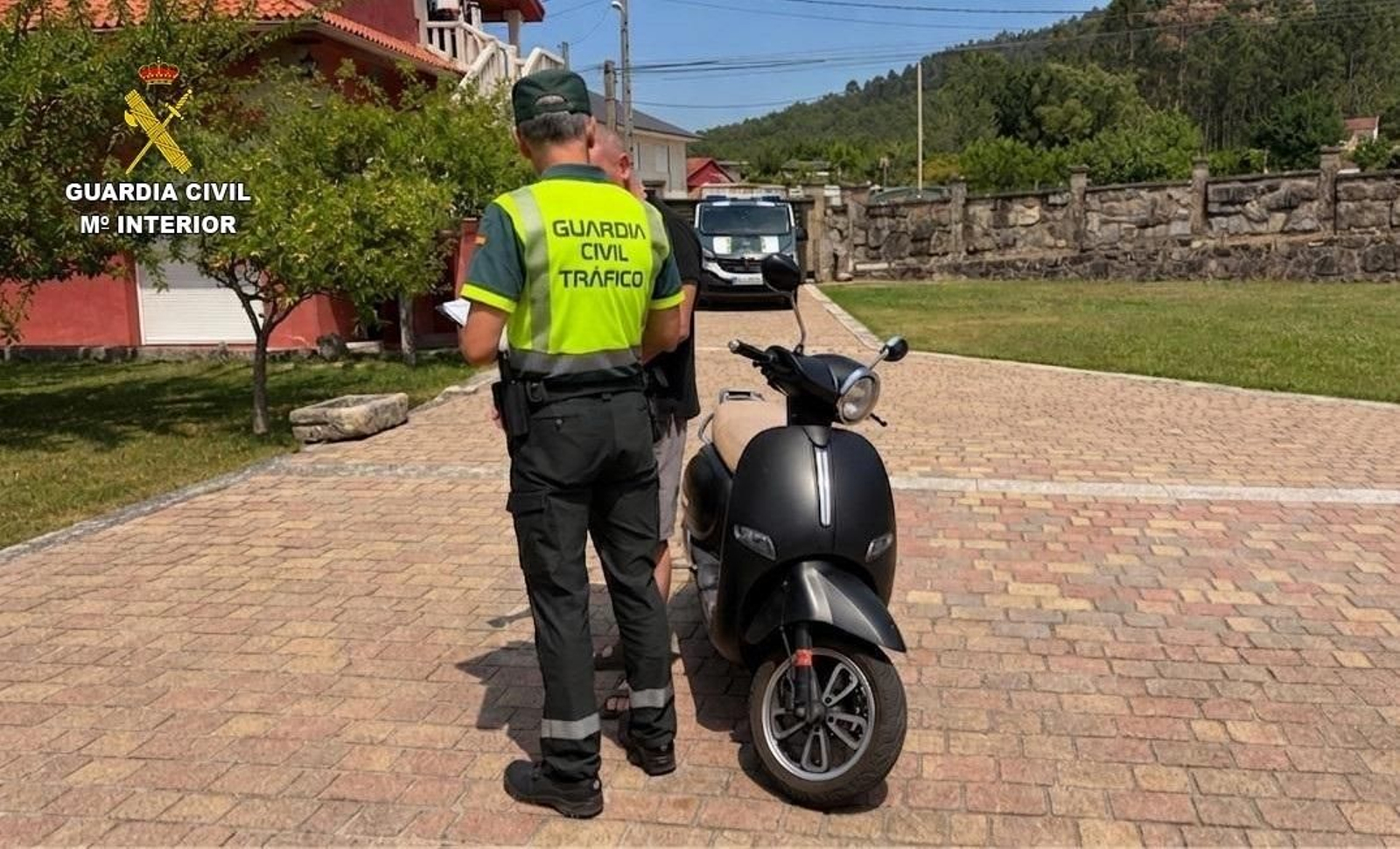 Un agente de la Guardia Civil y la moto de 125cc retenida.