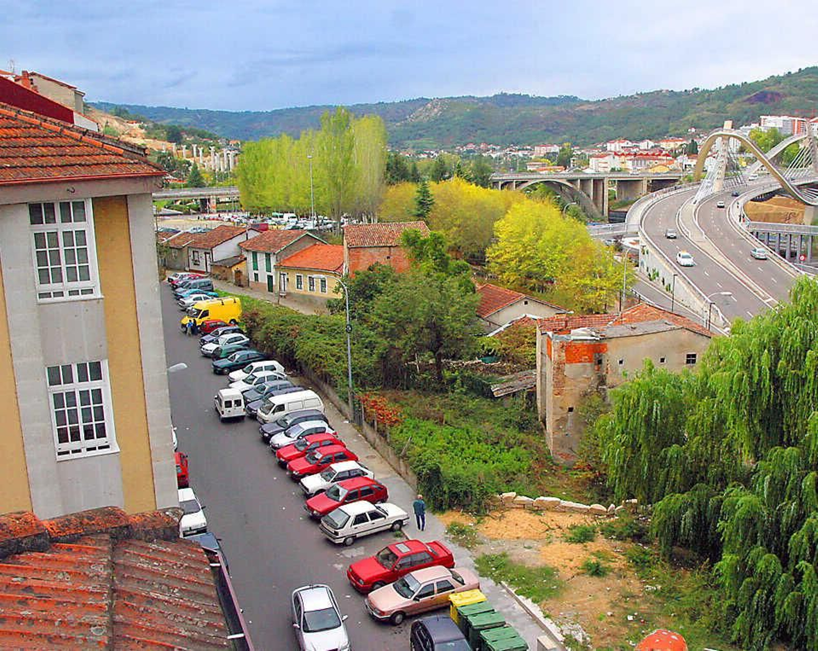 La construcción del emblemático Puente del Milenio hace 25 años cambiaba el skyline de Ourense, en fotos