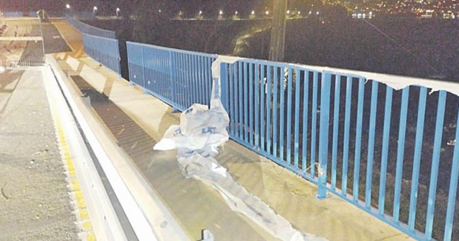 Lonas electorales arrancadas en Moaña.