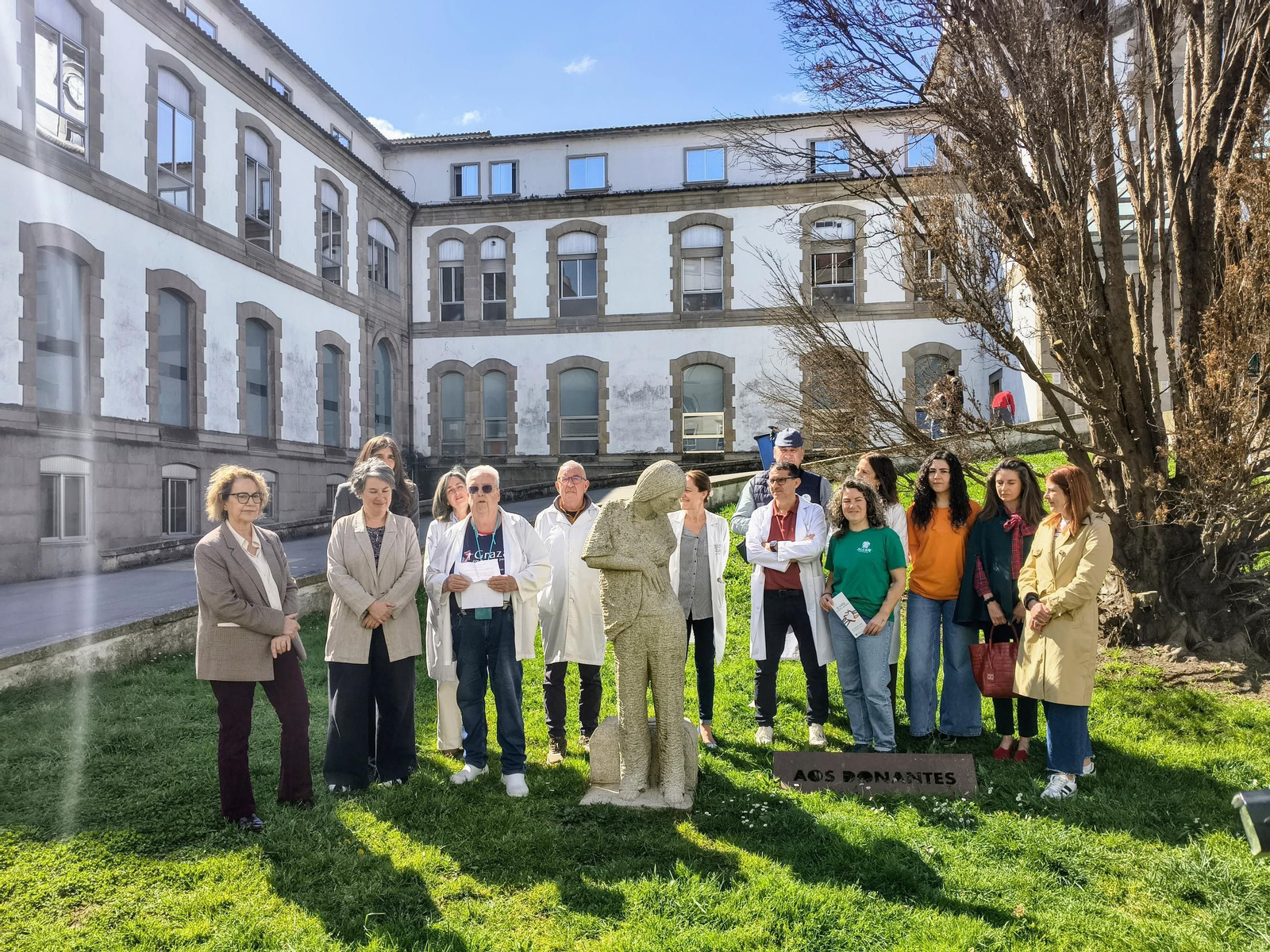 Celebración del Día Nacional del Trasplante frente al monumento al donante en el Hospital Provincial.