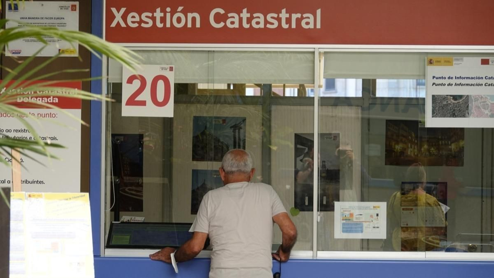 Un vecino haciendo una consulta ante la oficina de catastro en el Concello de Vigo.