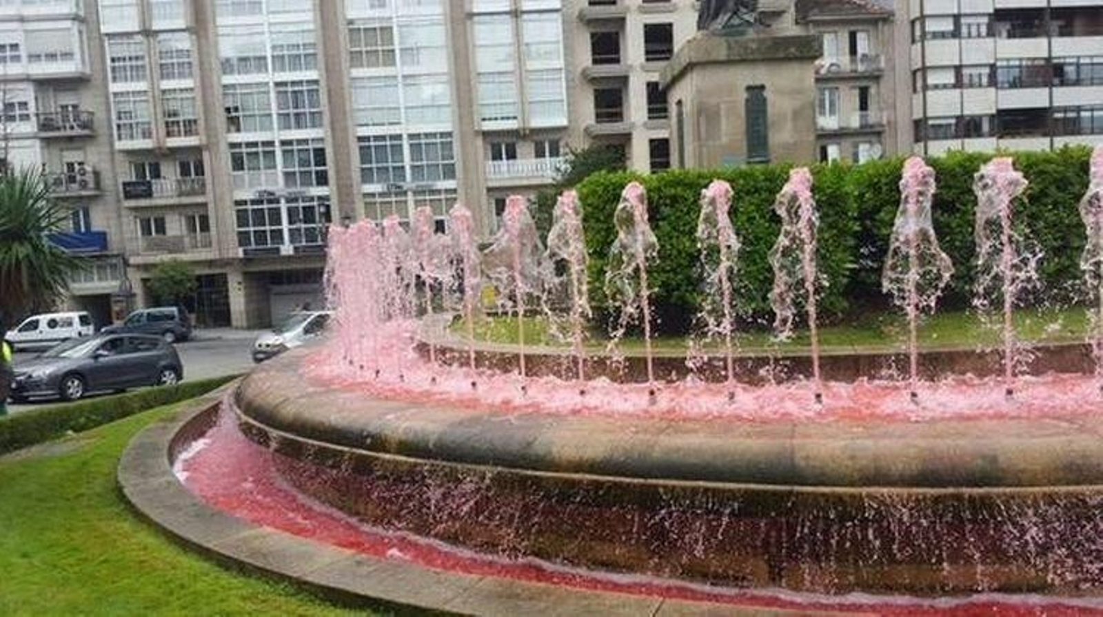 El agua de la fuente, tintada de rosa.