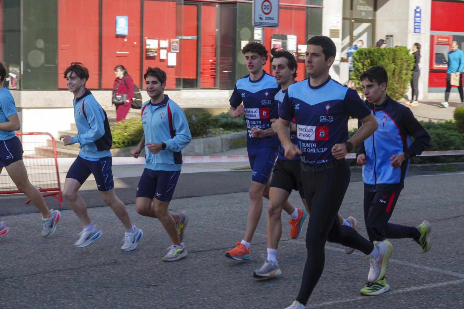 Galería | Pequeños y mayores se divierten en la 10K de Porriño