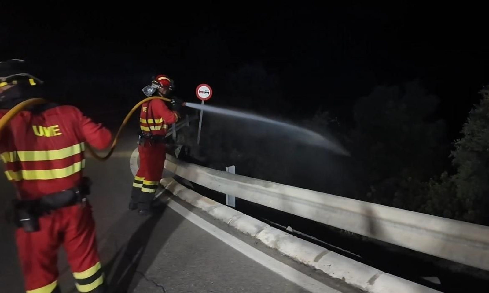 Los trabajos para extinguir el incendio de los Gallardos continúan