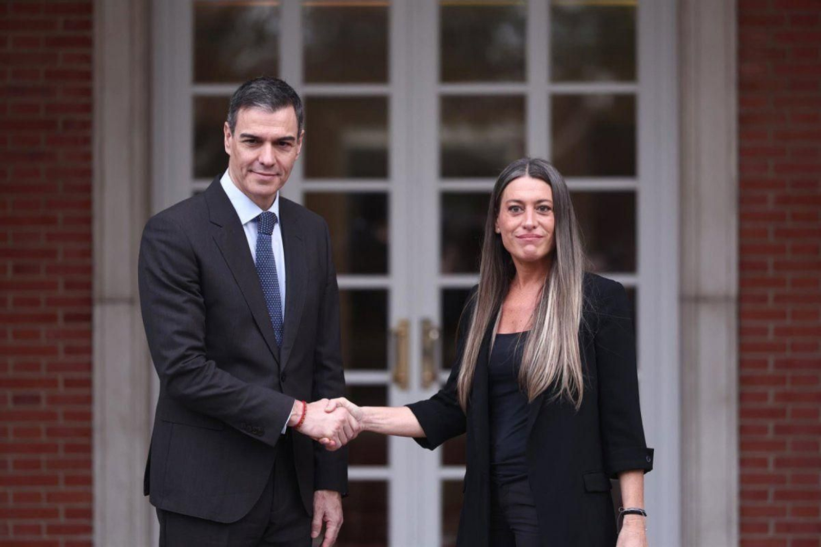 Pedro Sánchez, con la portavoz de Junts, Miriam Nogueras, en Moncloa.