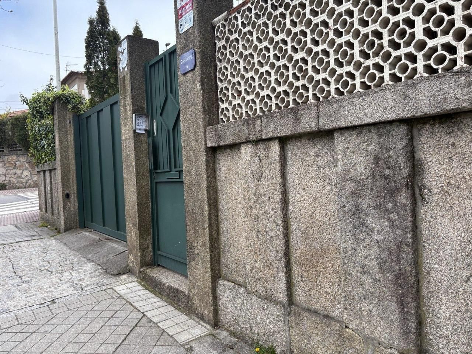 La puerta del chalé de San Amaro, cerrada, pero sin precinto judicial.