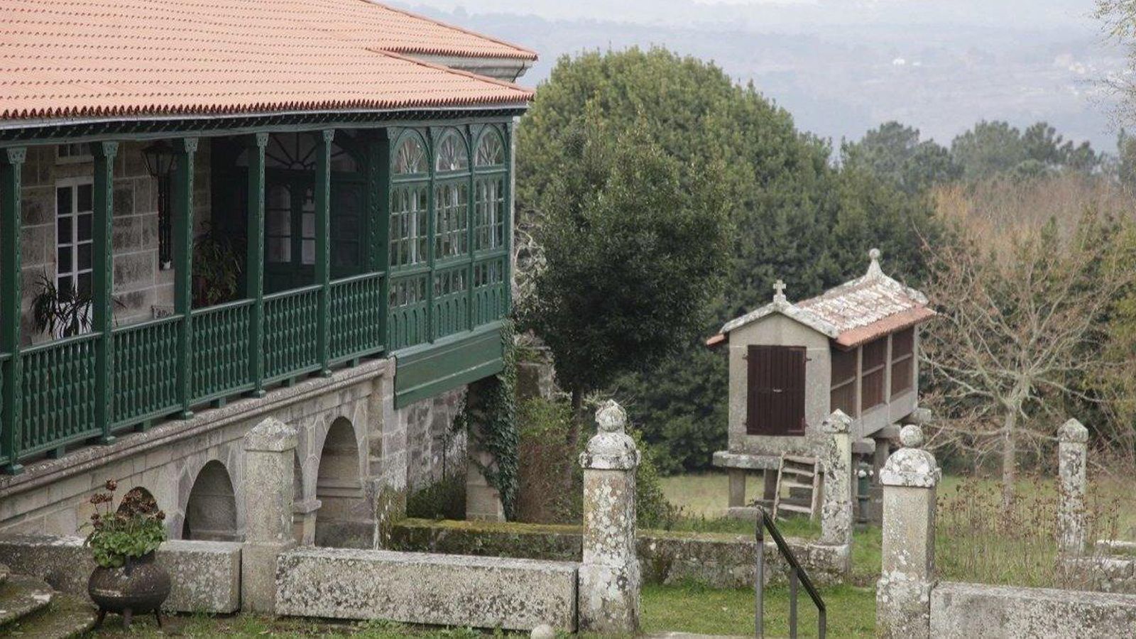 Exterior del pazo, residencia de Otero Pedrayo.