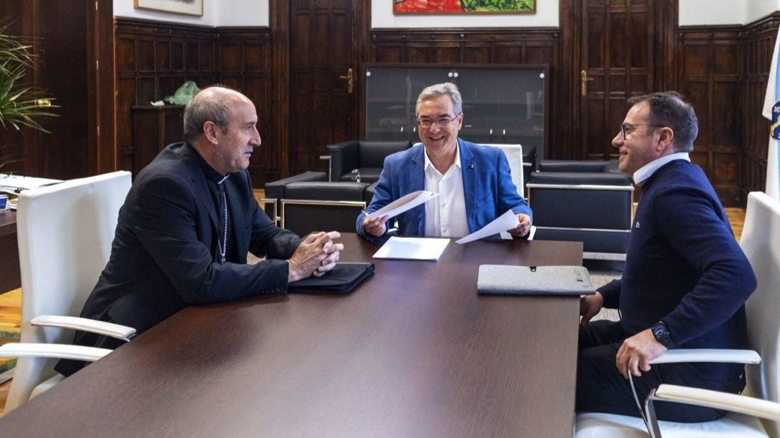 El obispo, a la izquierda.