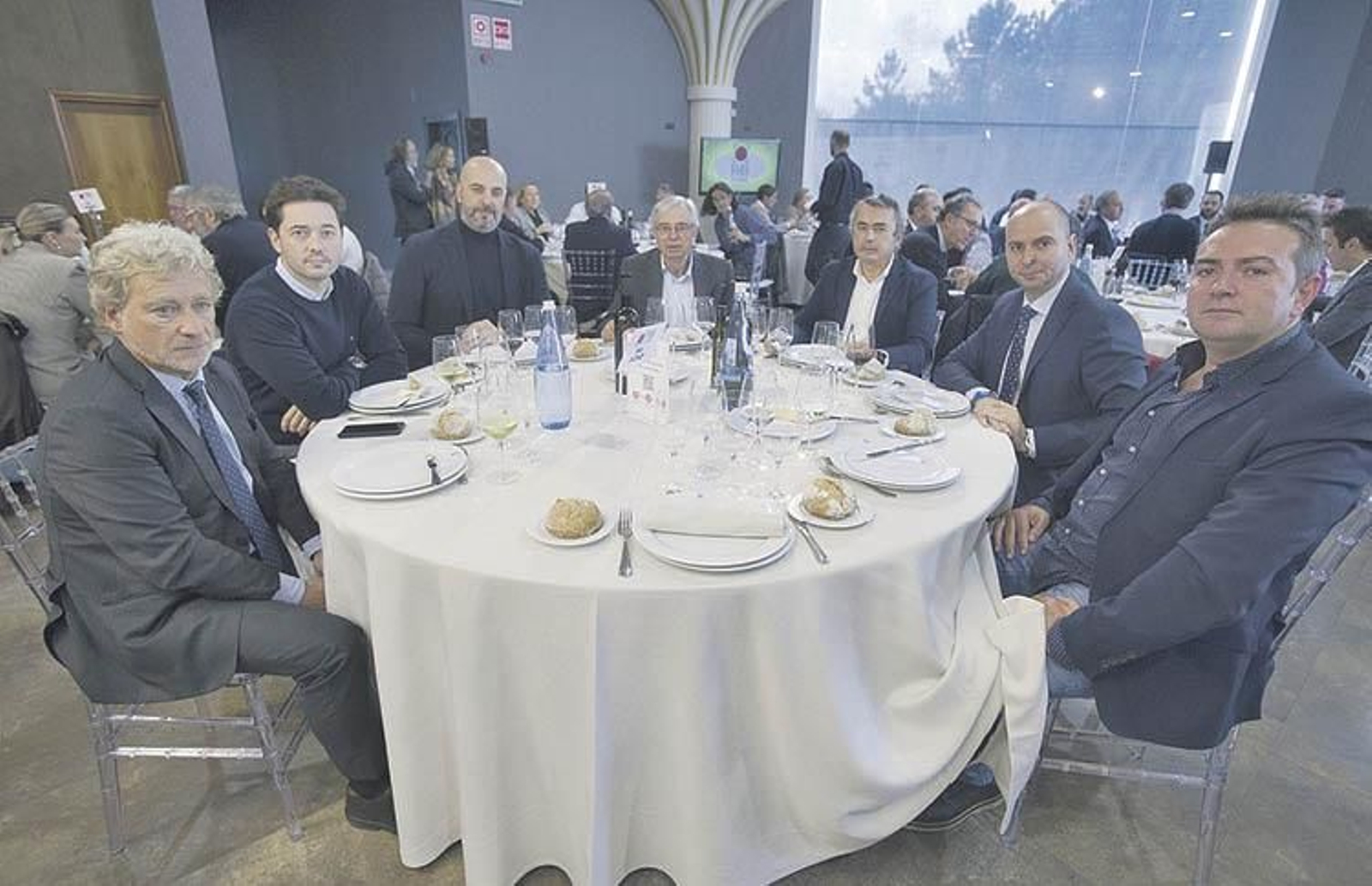 Victor Jáuregui, director del Círculo de Empresarios de Galicia; Andrés Rodríguez, CEO de Viña Costeira; José Antonio Armada, parlamentario autonómico por el PP; Xosé Cid; artista plástico; José Manuel López Canal, gerente de la Fundación Dorzán; Ricardo González, alcalde del Concello de Toén, y Raúl Gómez, CEO de Bouruá.