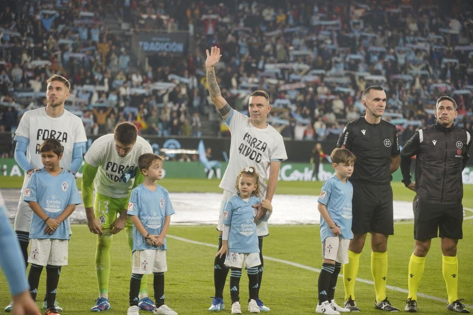 Partido entre el Celta y el Atlético de Madrid. // J.V. Landín