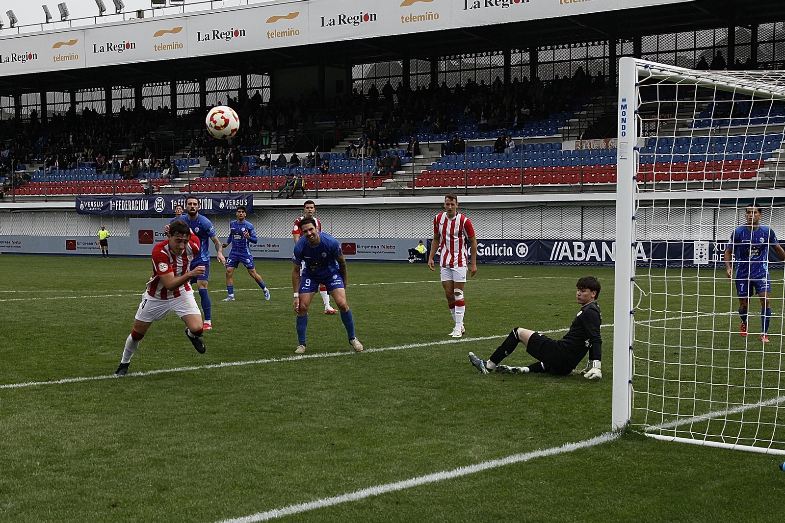 Galería | El Ourense CF sumó su primera derrota en el fortín de O Couto