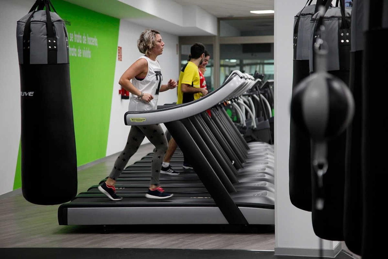 Los gimnasios vuelven a acumular usuarios tras el fin del verano. (Foto: Miguel Ángel)