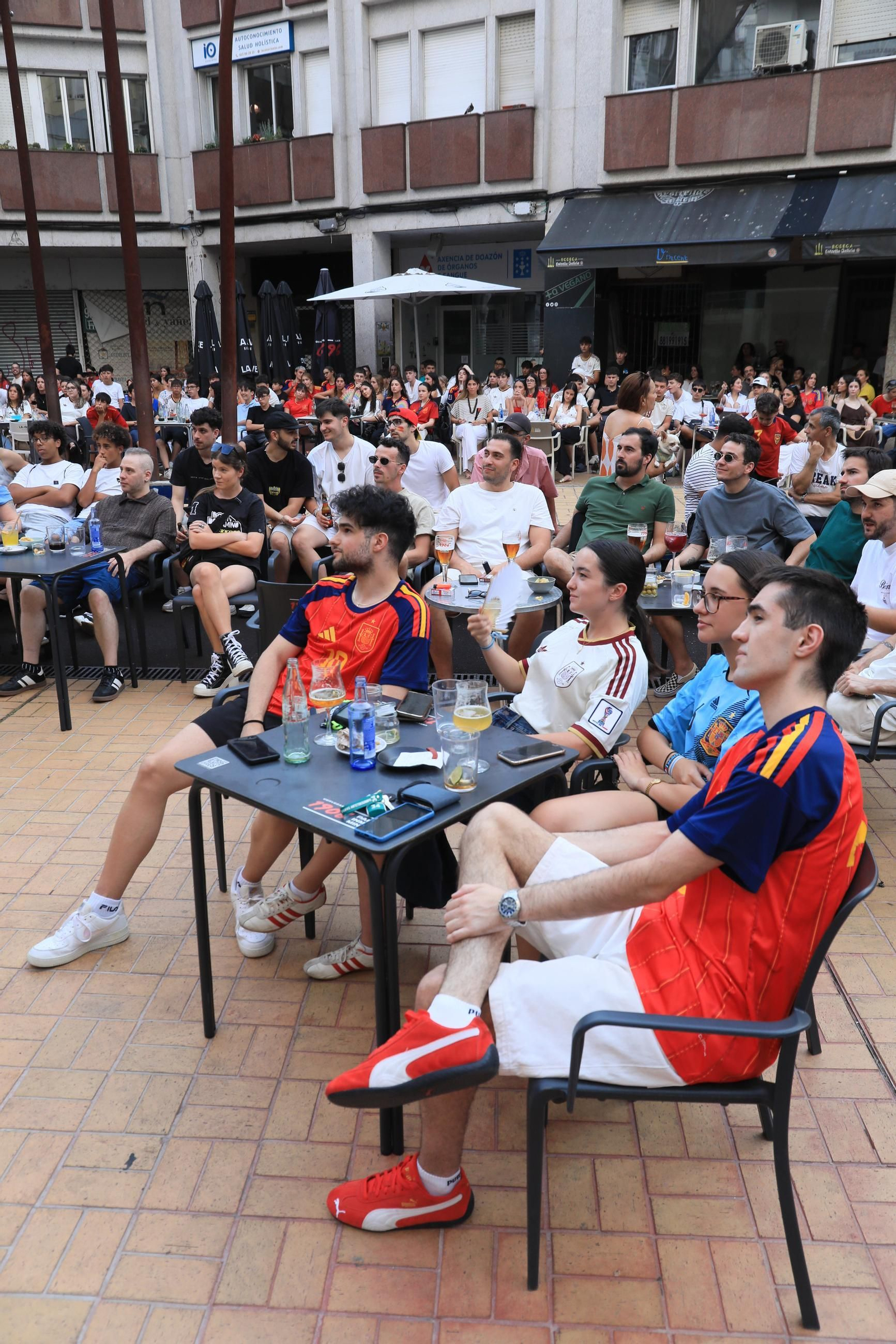 Galería | Ambiente y expectación en las terrazas de Ourense para disfrutar del partido de la selección española ante Portugal , en fotos