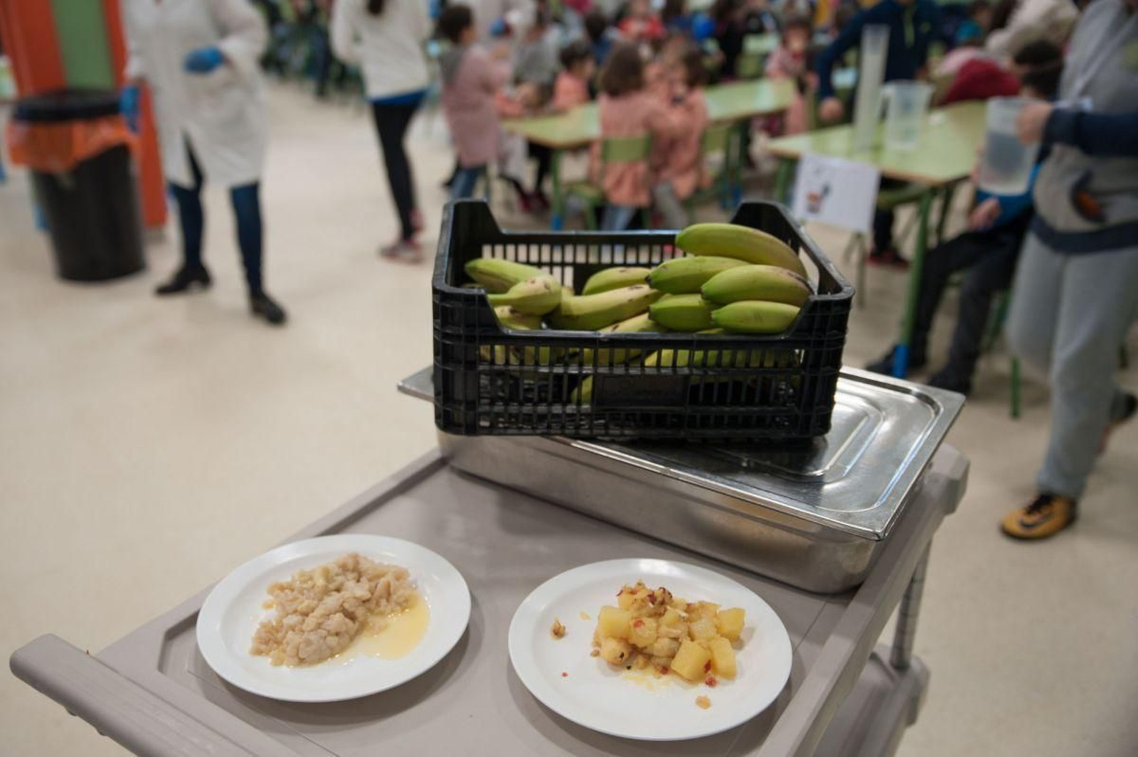 Una caja de fruta y dos platos preparados en un comedor de la provincia. ÓSCAR PINAL